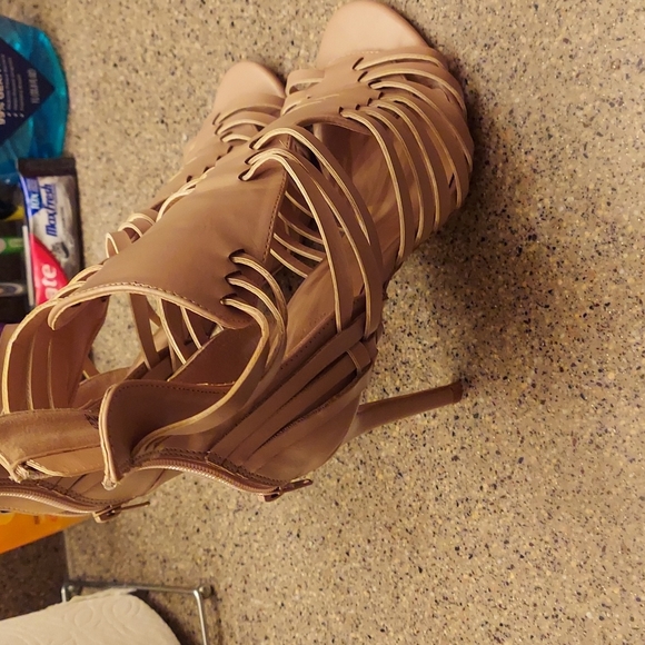 High Heels - Picture 3 of 6